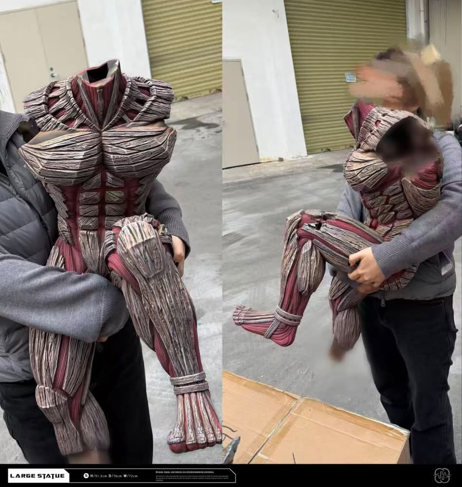 Reiner With The Armored Titan - Vue 13